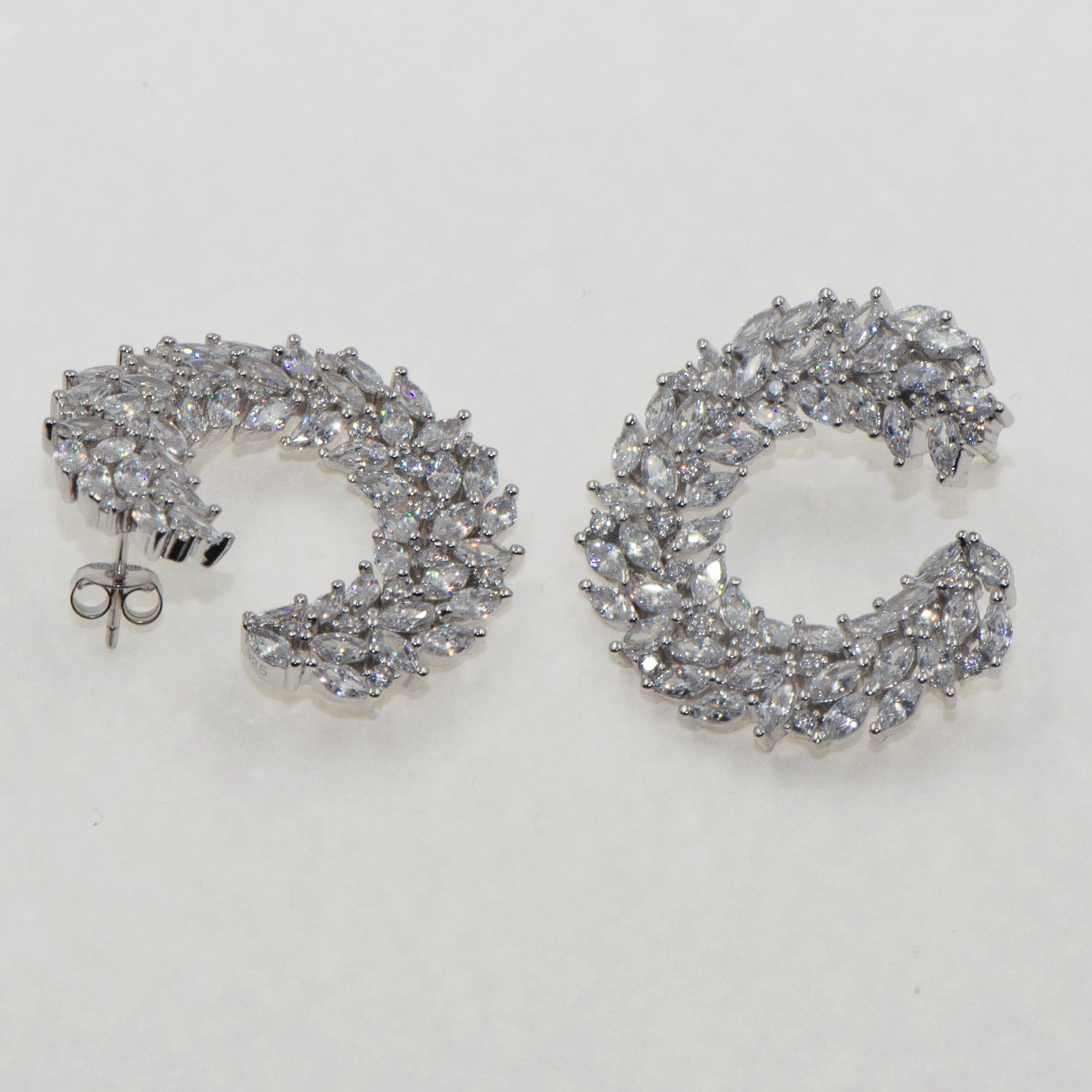 Mittelgrosse Designer Creolen Silber 925 Zirkonia Damen Ohrstecker
