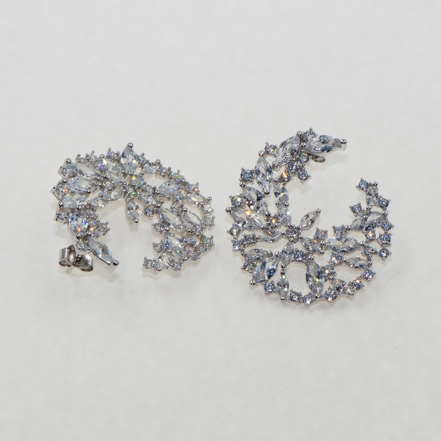 Diese eleganten Blumen Ohrstecker aus Silber 925 verleihen jedem Look eine feminine und luxuriöse Ausstrahlung