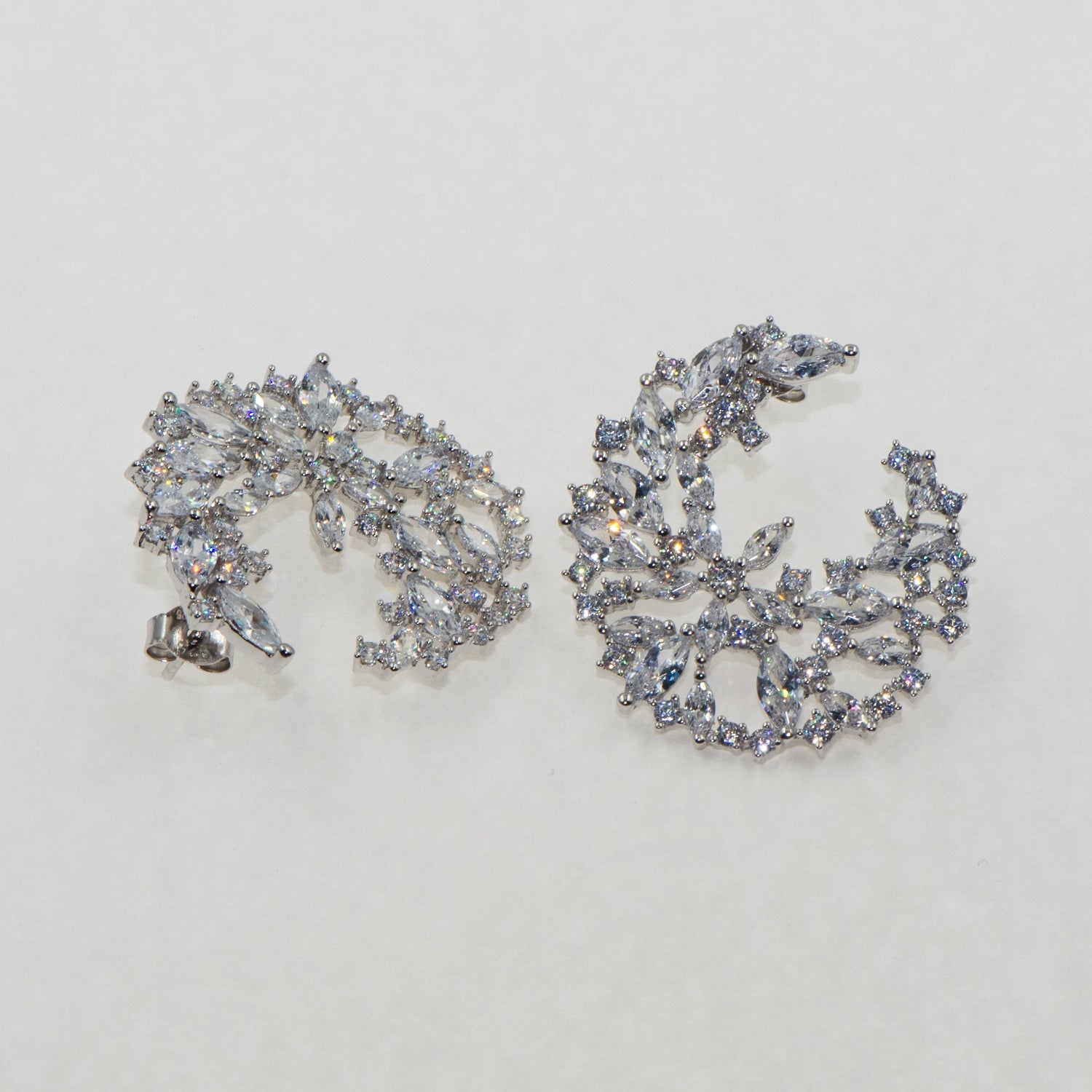 Diese eleganten Blumen Ohrstecker aus Silber 925 verleihen jedem Look eine feminine und luxuriöse Ausstrahlung
