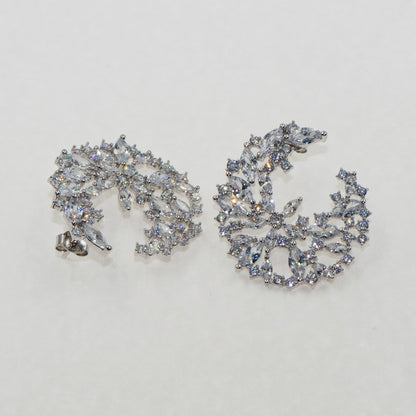 Diese eleganten Blumen Ohrstecker aus Silber 925 verleihen jedem Look eine feminine und luxuriöse Ausstrahlung