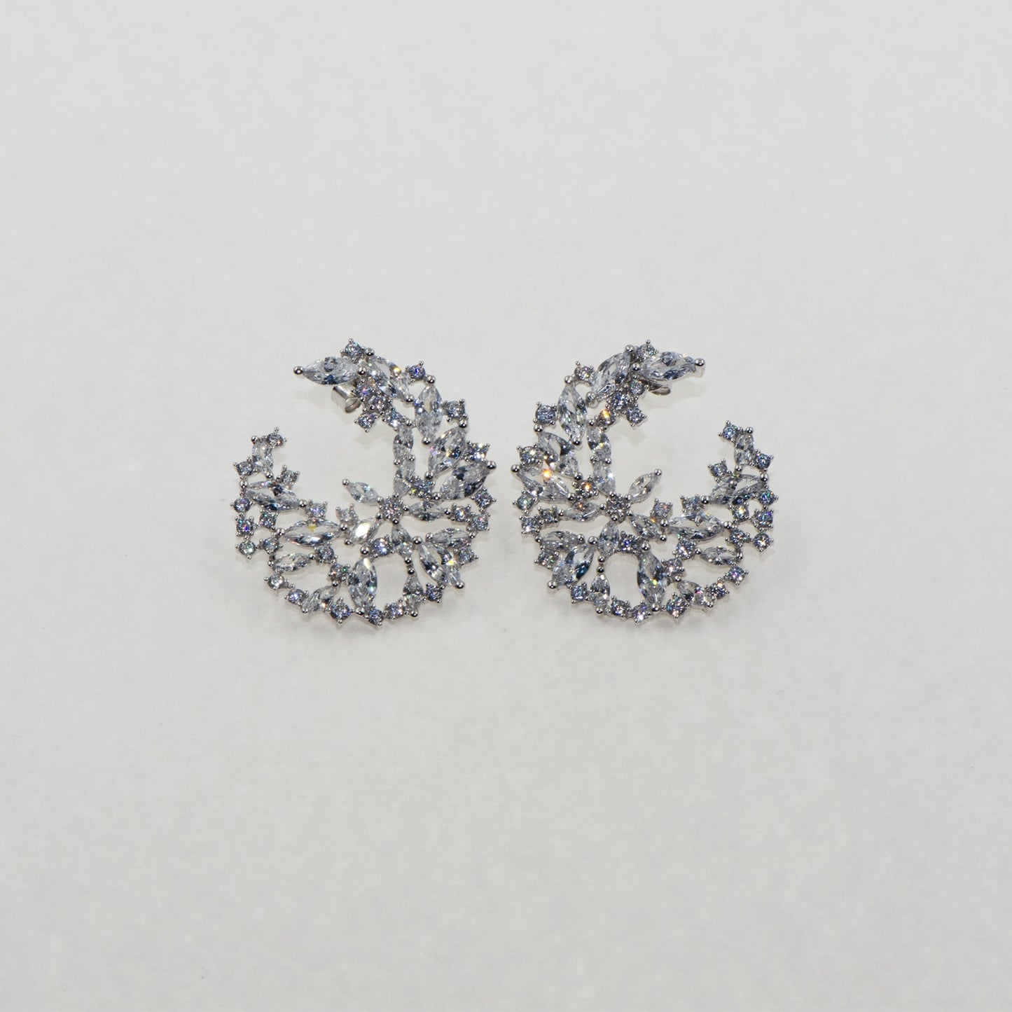 Diese eleganten Blumen Ohrstecker aus Silber 925 verleihen jedem Look eine feminine und luxuriöse Ausstrahlung