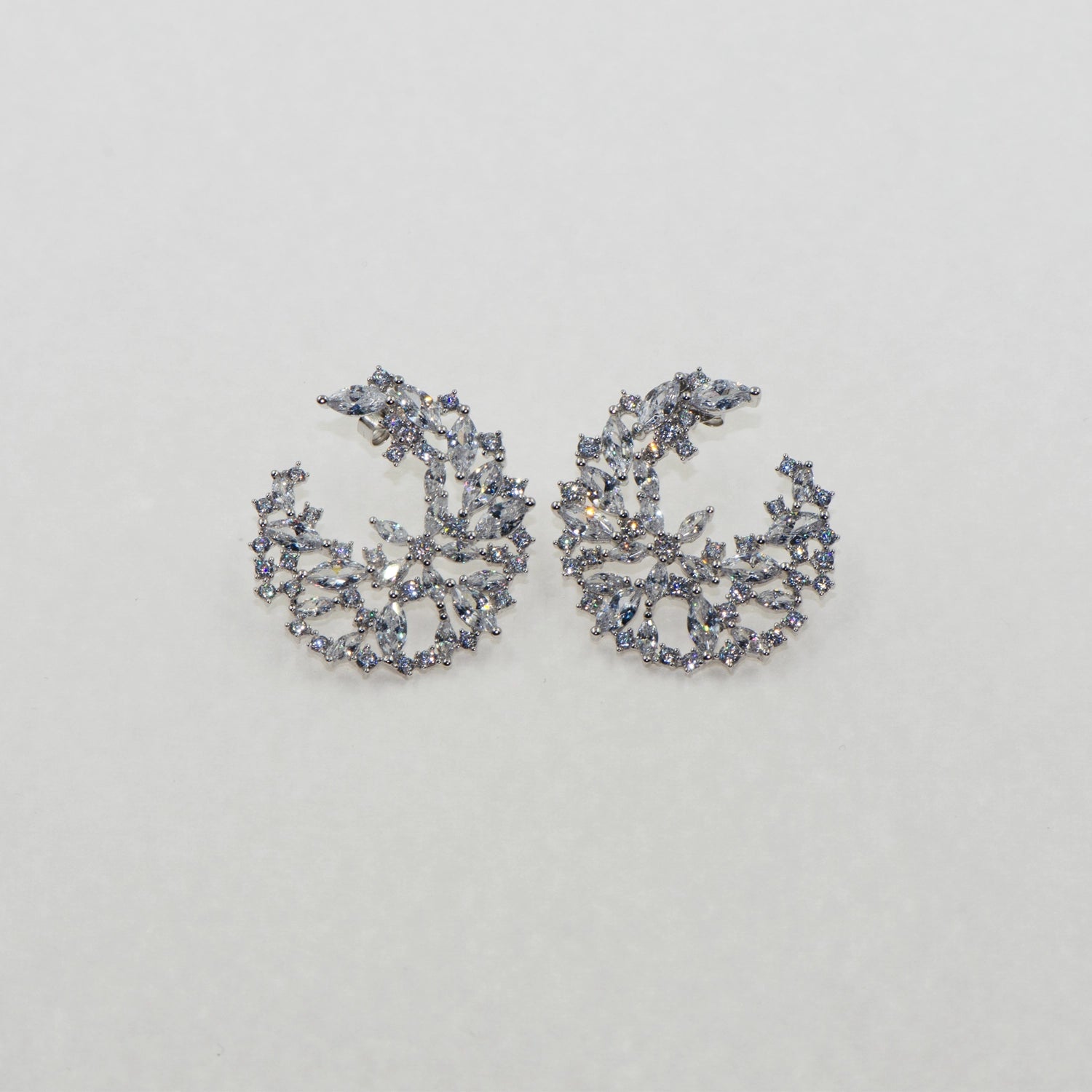 Diese eleganten Blumen Ohrstecker aus Silber 925 verleihen jedem Look eine feminine und luxuriöse Ausstrahlung