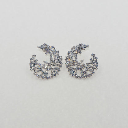 Diese eleganten Blumen Ohrstecker aus Silber 925 verleihen jedem Look eine feminine und luxuriöse Ausstrahlung
