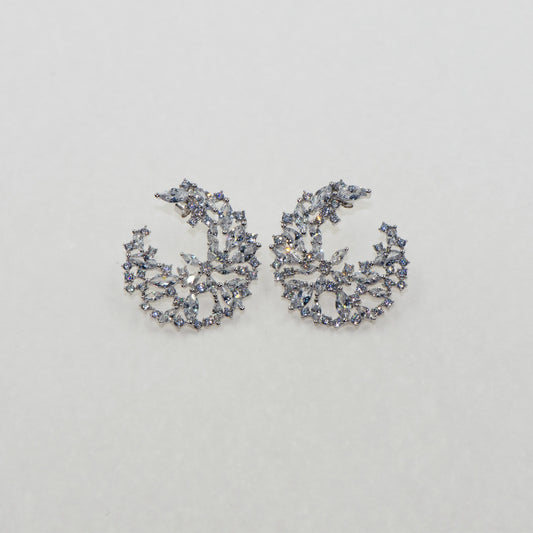 Diese eleganten Blumen Ohrstecker aus Silber 925 verleihen jedem Look eine feminine und luxuriöse Ausstrahlung