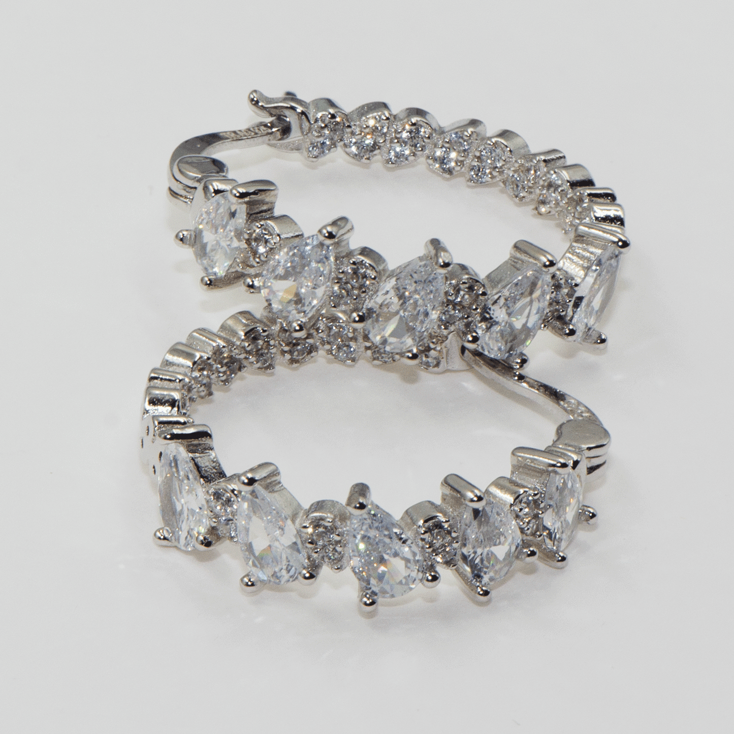 Moderne Damen Creolen aus echtem Silber 925 mit funkelnden Zirkonia-Steinen | Everyday Schmuck