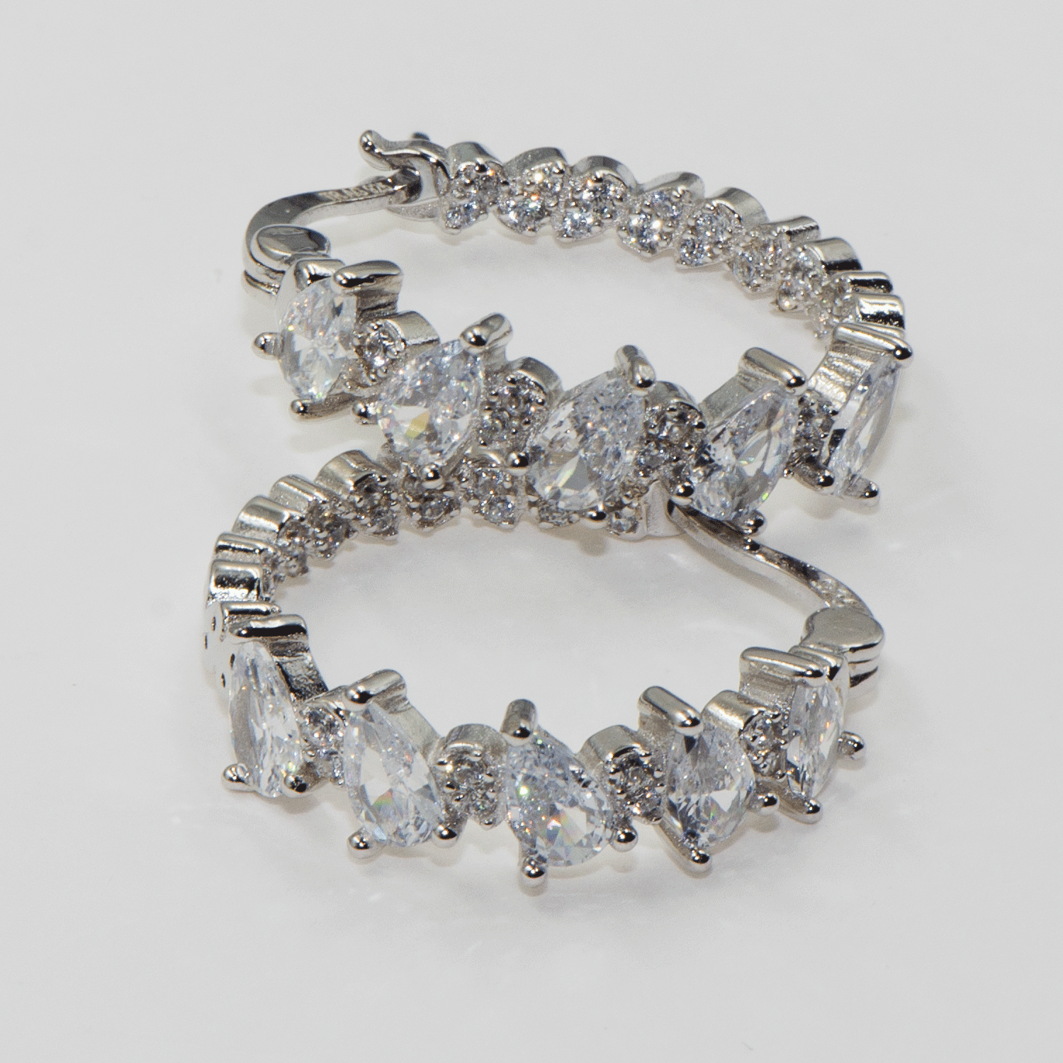 Moderne Damen Creolen aus echtem Silber 925 mit funkelnden Zirkonia-Steinen | Everyday Schmuck