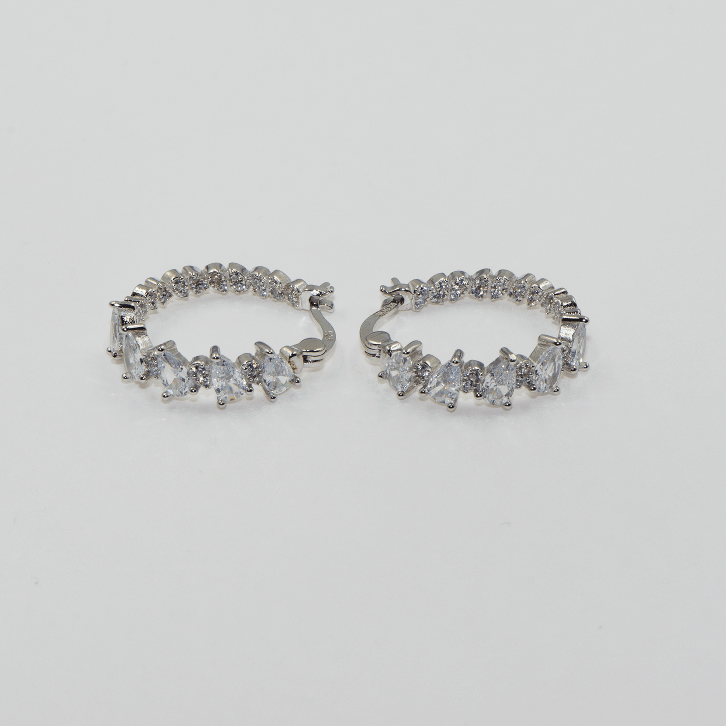 Moderne Damen Creolen aus echtem Silber 925 mit funkelnden Zirkonia-Steinen | Everyday Schmuck