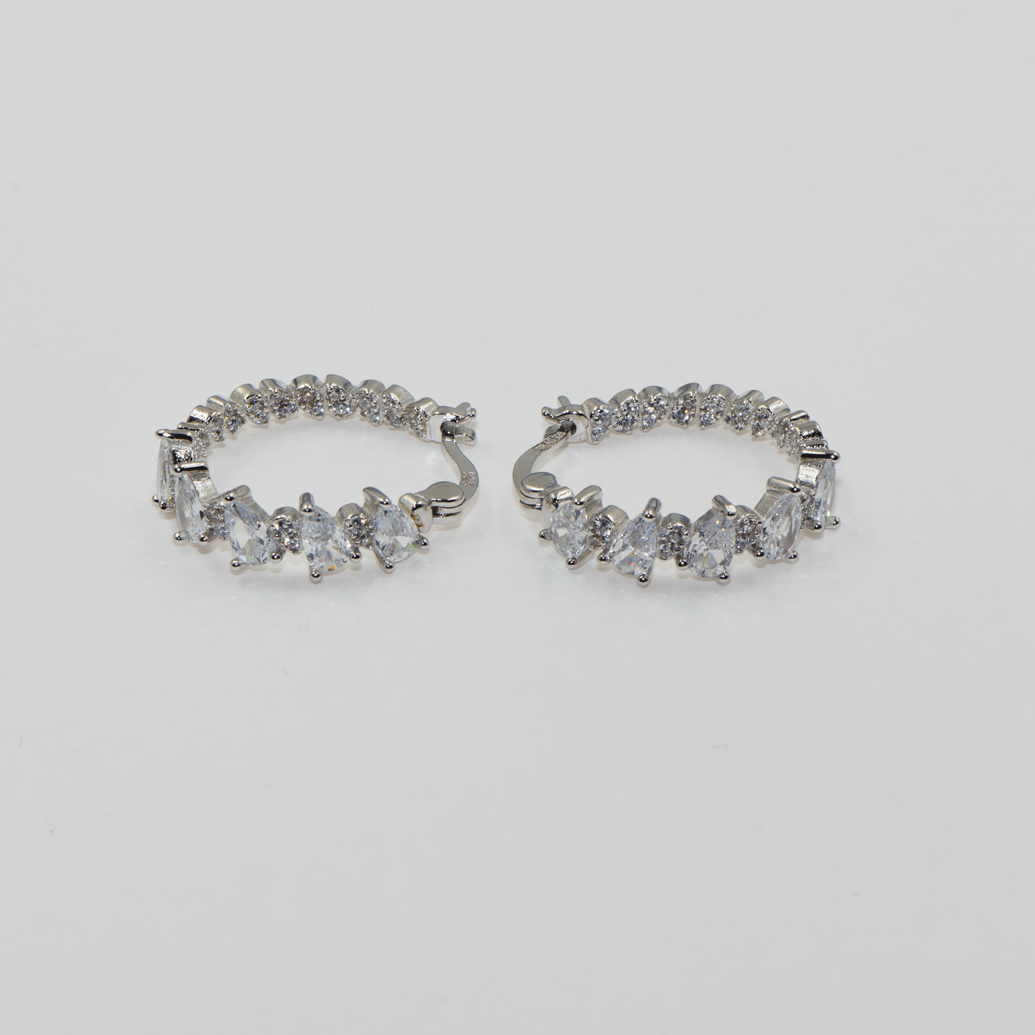 Moderne Damen Creolen aus echtem Silber 925 mit funkelnden Zirkonia-Steinen | Everyday Schmuck