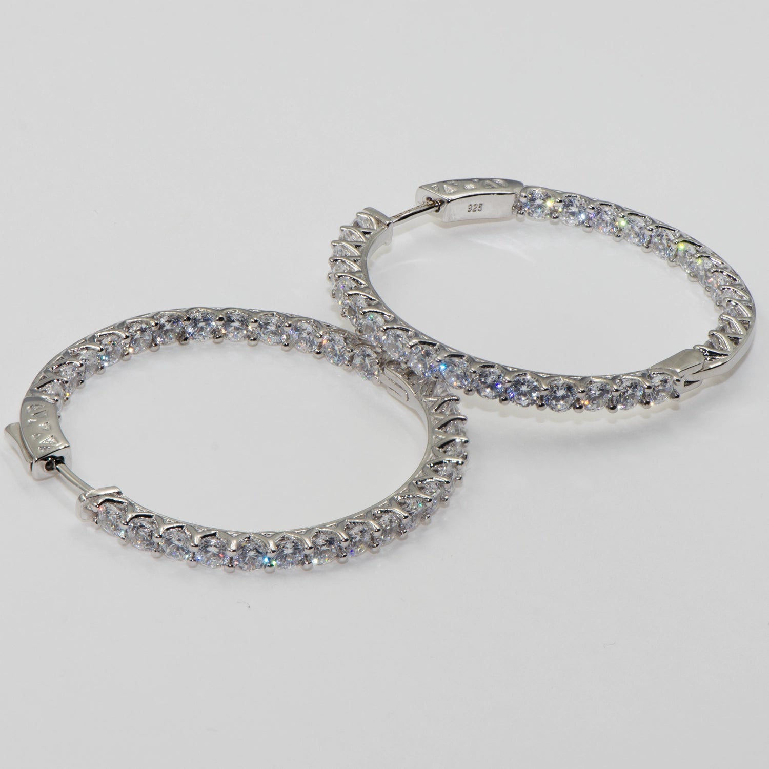 Moderne große Creolen aus Silber 925 mit ovalen Zirkonia und praktischem Klappverschluss. Rhodinierte Damen Ohrringe | Everyday Schmuck