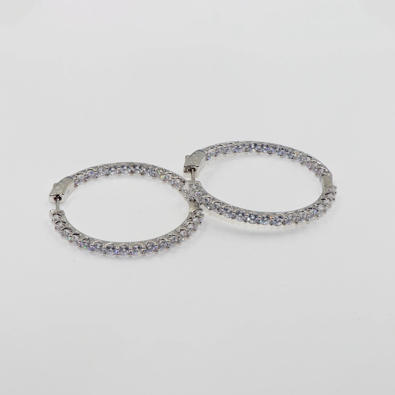 Moderne große Creolen aus Silber 925 mit ovalen Zirkonia und praktischem Klappverschluss. Rhodinierte Damen Ohrringe | Everyday Schmuck