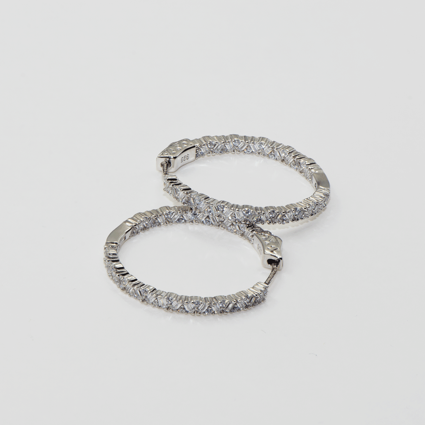 Diese luxuriösen Inside-Out Creolen aus Silber 925 überzeugen mit einem besonders eleganten und modernen Design.