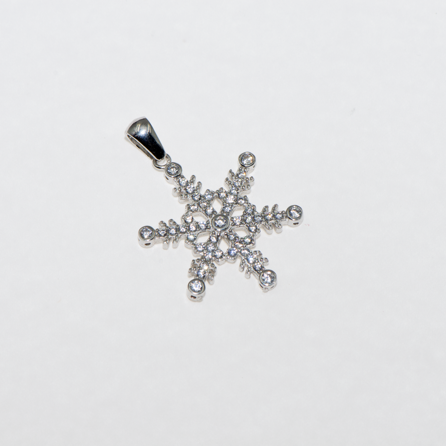 Eleganter Schneeflocke Anhänger aus rhodiniertem 925 Silber mit funkelnden weissen Zirkonia im detailreichen Winterdesign von Everyday Schmuck