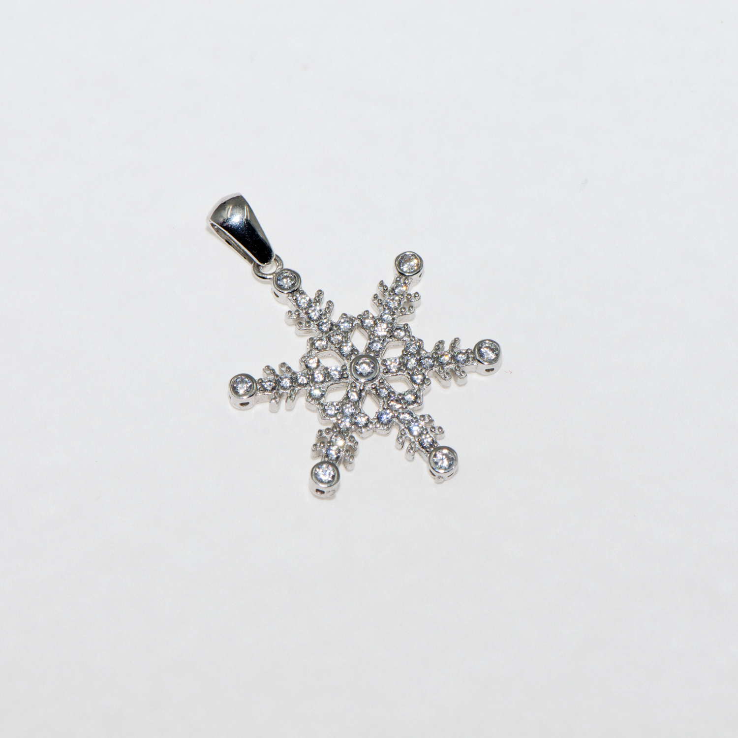 Eleganter Schneeflocke Anhänger aus rhodiniertem 925 Silber mit funkelnden weissen Zirkonia im detailreichen Winterdesign von Everyday Schmuck
