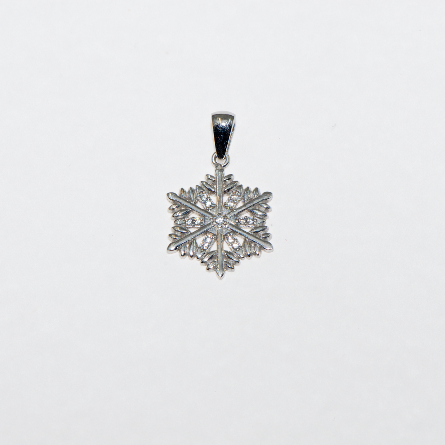 Eleganter Schneeflocke Anhänger aus echtem Silber 925 mit funkelnden weissen Zirkonia und rhodinierter Oberfläche von Everyday Schmuck