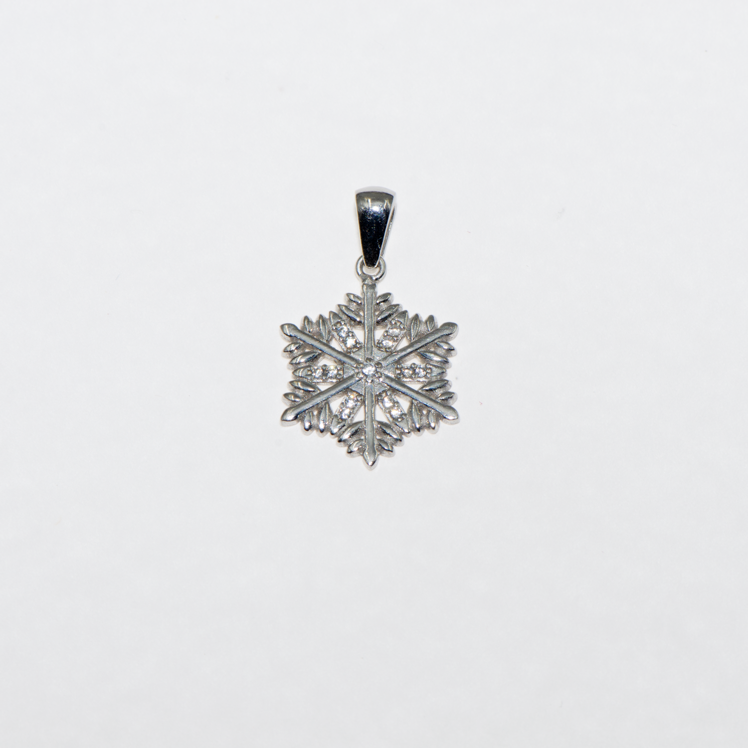 Eleganter Schneeflocke Anhänger aus echtem Silber 925 mit funkelnden weissen Zirkonia und rhodinierter Oberfläche von Everyday Schmuck
