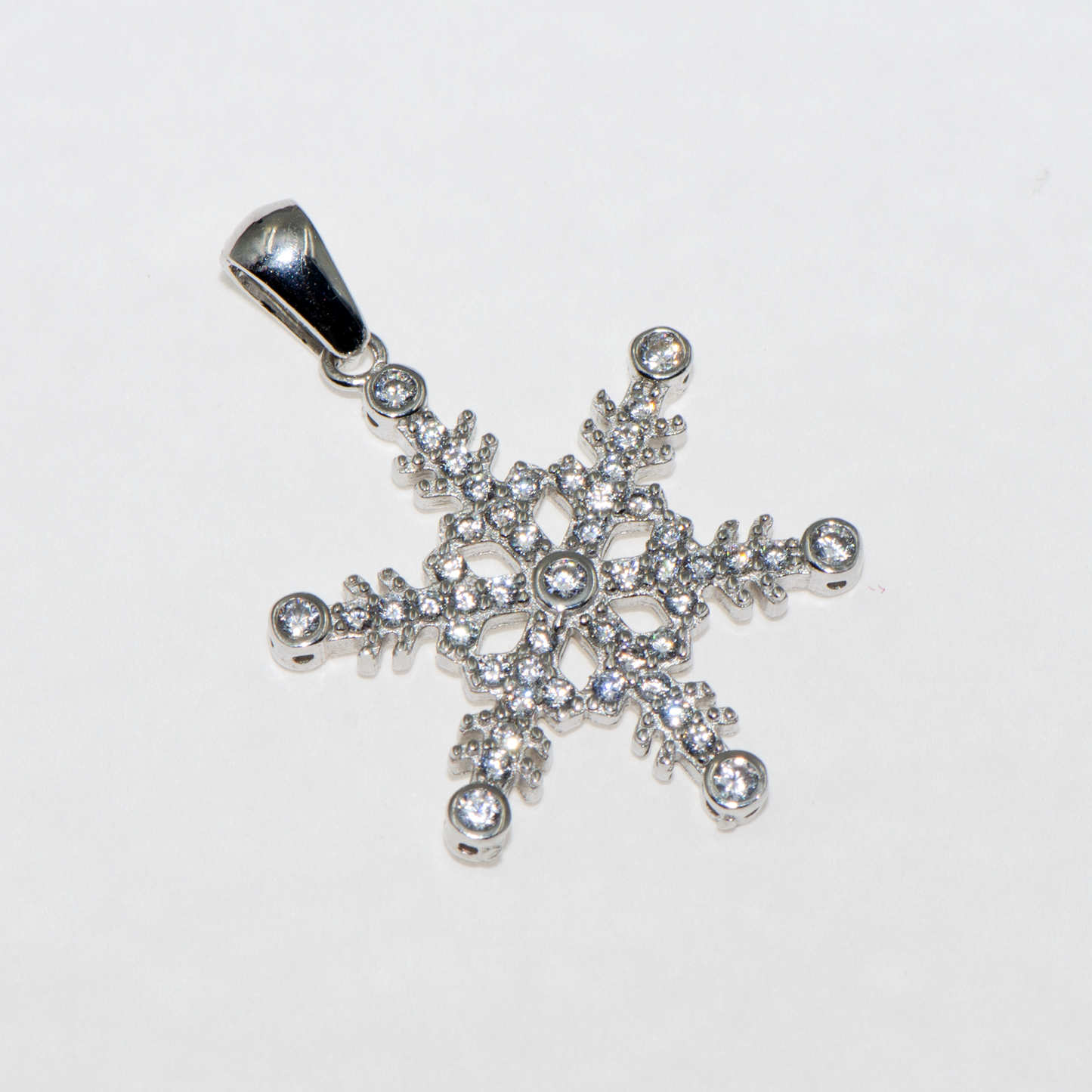 Eleganter Schneeflocke Anhänger aus rhodiniertem 925 Silber mit funkelnden weissen Zirkonia im detailreichen Winterdesign von Everyday Schmuck