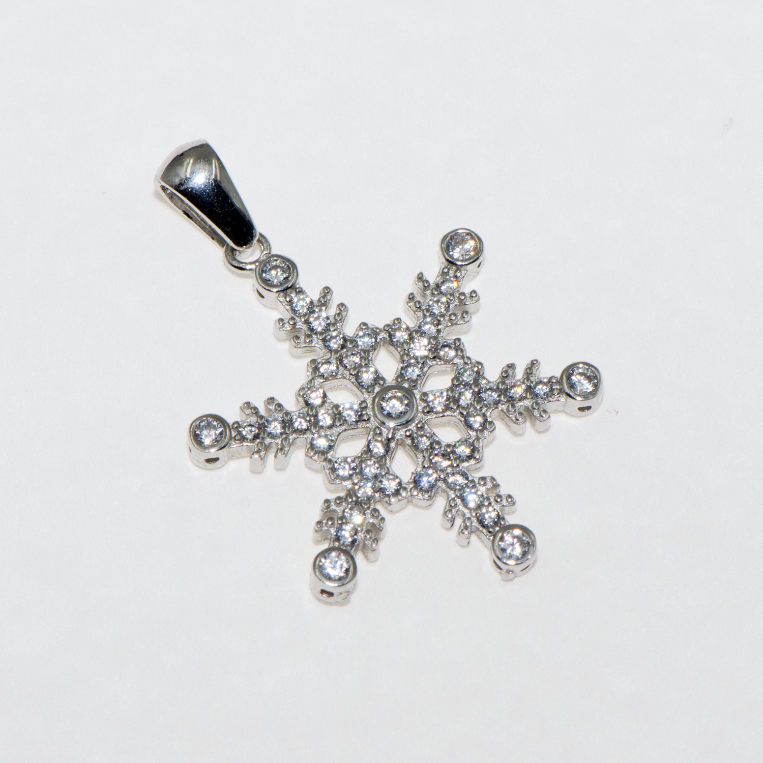 Eleganter Schneeflocke Anhänger aus rhodiniertem 925 Silber mit funkelnden weissen Zirkonia im detailreichen Winterdesign von Everyday Schmuck