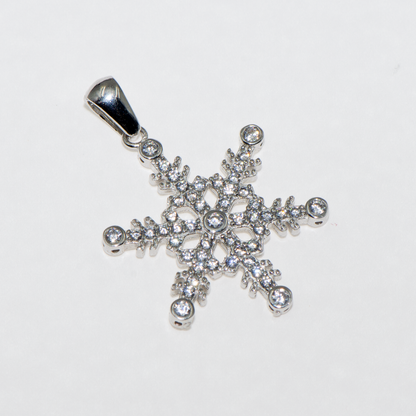 Eleganter Schneeflocke Anhänger aus rhodiniertem 925 Silber mit funkelnden weissen Zirkonia im detailreichen Winterdesign von Everyday Schmuck