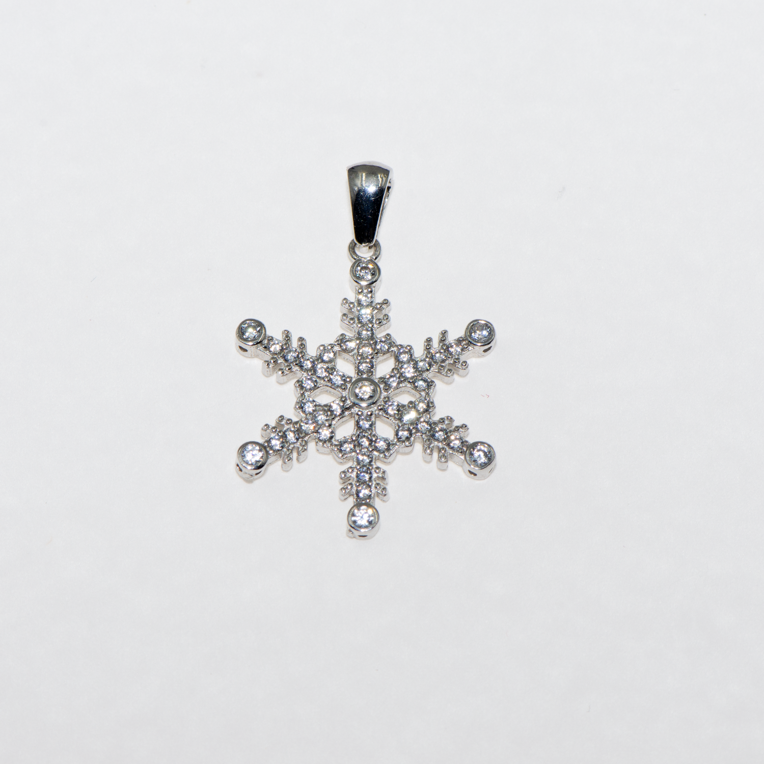 Eleganter Schneeflocke Anhänger aus rhodiniertem 925 Silber mit funkelnden weissen Zirkonia im detailreichen Winterdesign von Everyday Schmuck