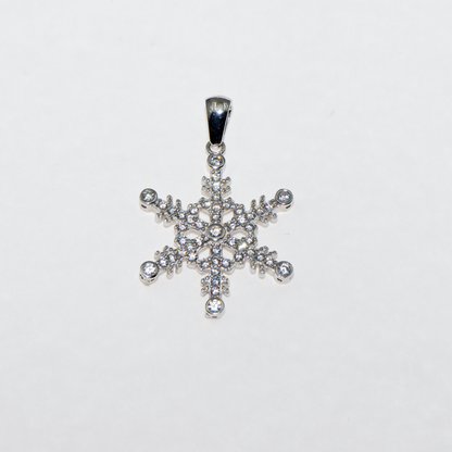 Eleganter Schneeflocke Anhänger aus rhodiniertem 925 Silber mit funkelnden weissen Zirkonia im detailreichen Winterdesign von Everyday Schmuck