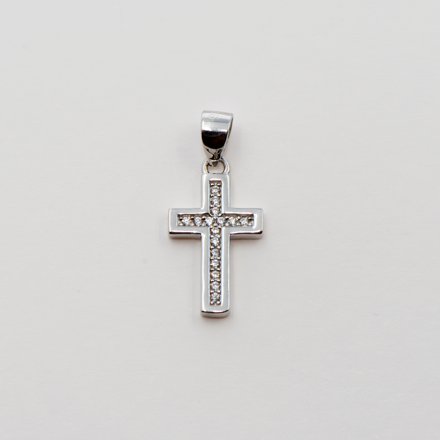 Breiter Kreuz Anhänger aus Silber 925 mit runden weissen Zirkonia-Steinen und rhodinierter Oberfläche für Damen und Herren.