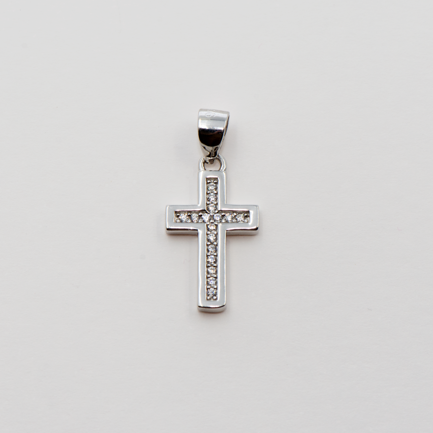 Breiter Kreuz Anhänger aus Silber 925 mit runden weissen Zirkonia-Steinen und rhodinierter Oberfläche für Damen und Herren.