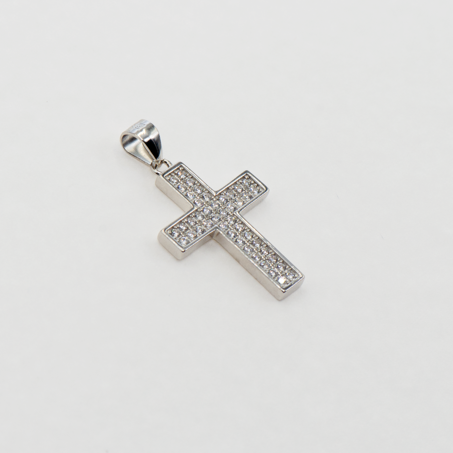 Breiter Kreuz Anhänger aus Silber 925 mit weißen Zirkonia-Steinen und rhodinierter Oberfläche für Damen und Herren.