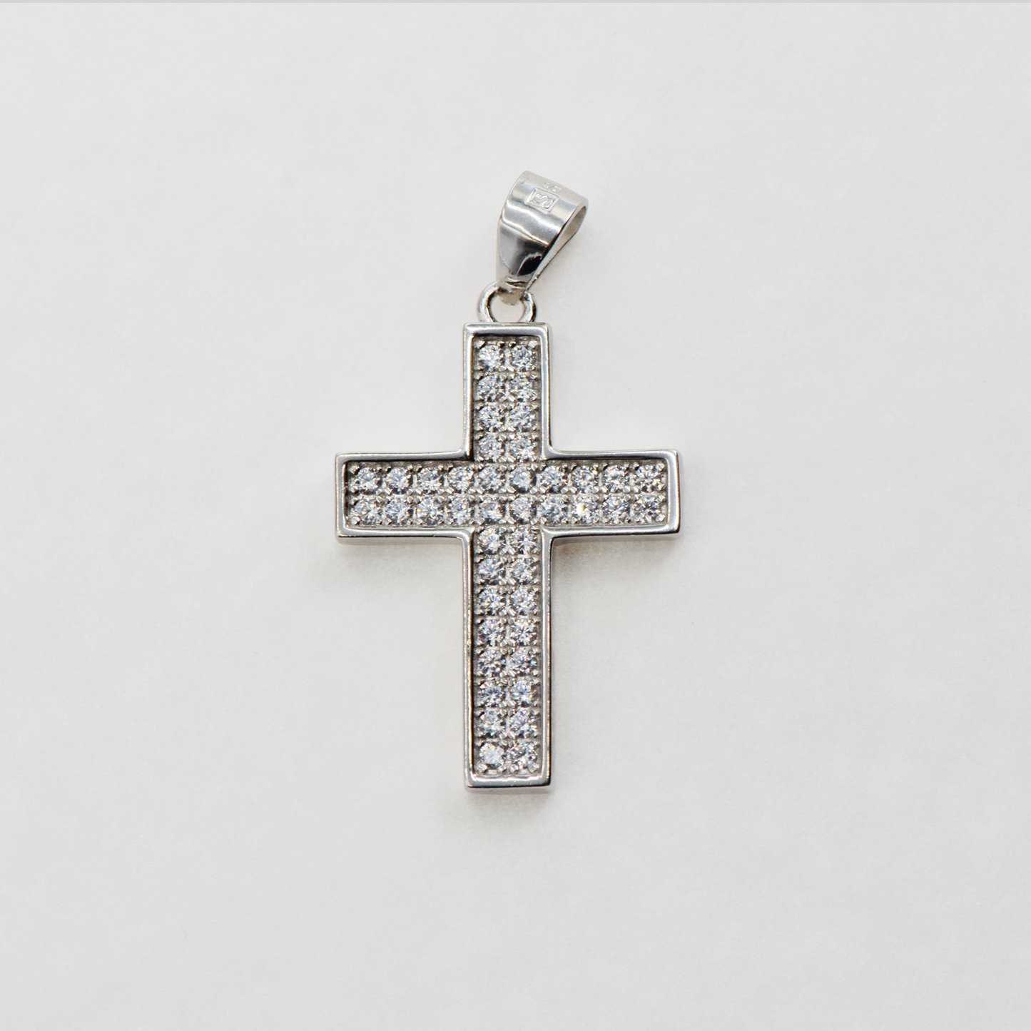 Breiter Kreuz Anhänger aus Silber 925 mit weißen Zirkonia-Steinen und rhodinierter Oberfläche für Damen und Herren.