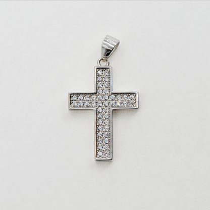 Breiter Kreuz Anhänger aus Silber 925 mit weißen Zirkonia-Steinen und rhodinierter Oberfläche für Damen und Herren.