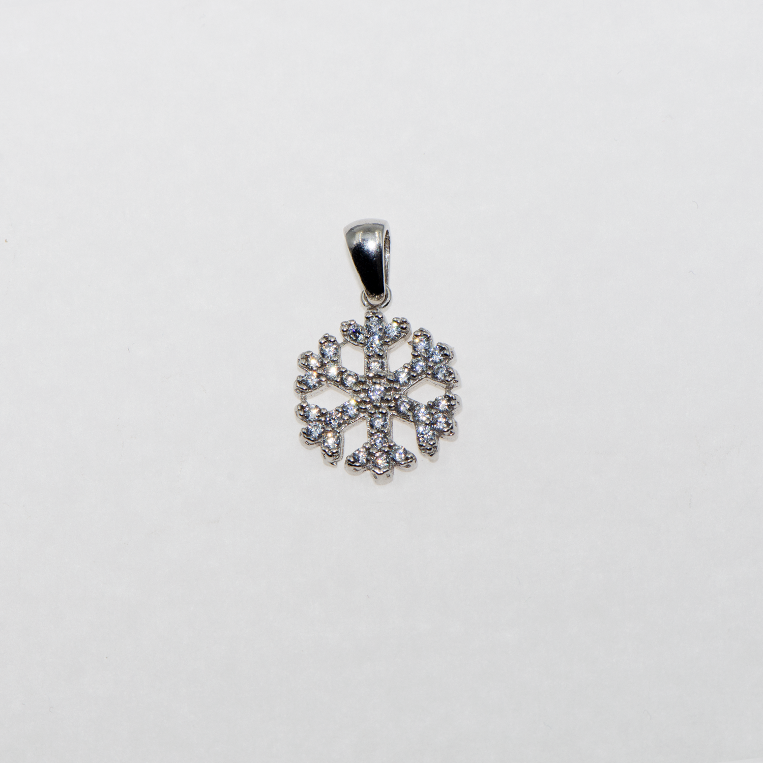 Chliine Schneeflöckli Anhänger aus 925 Silber mit weissen Zirkonia von Everyday Schmuck