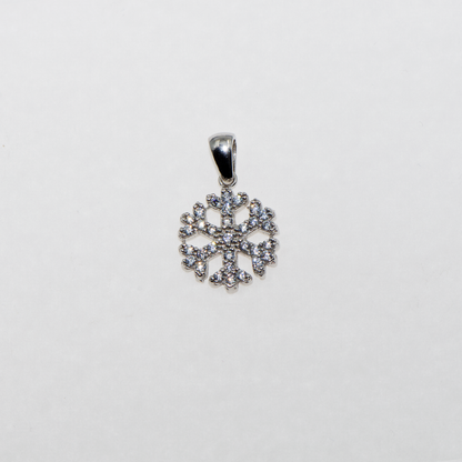 Chliine Schneeflöckli Anhänger aus 925 Silber mit weissen Zirkonia von Everyday Schmuck