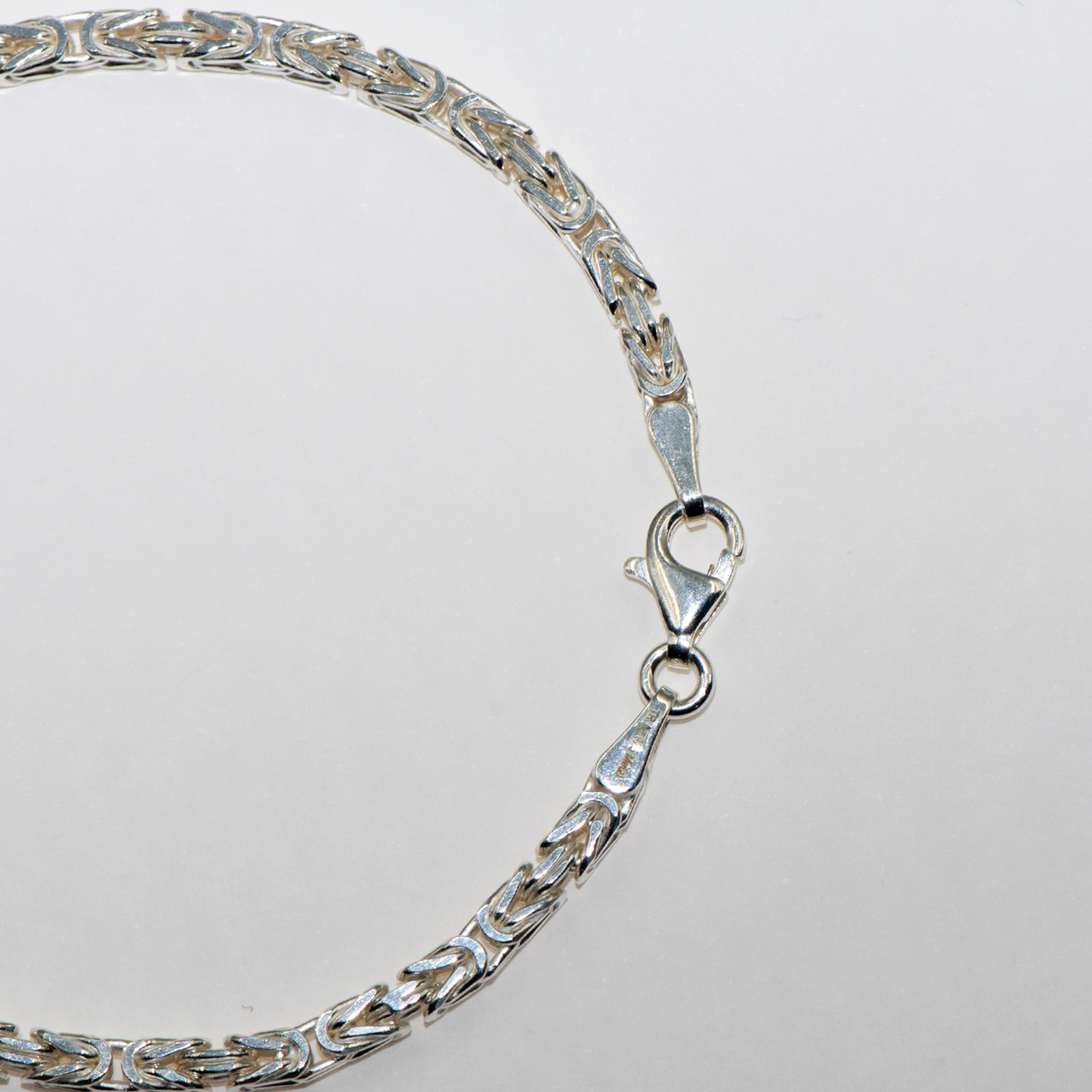 Vervollständigen Sie Ihren Look mit unserem stilvollen Königskette Armband aus echtem 925 Silber CH bei Everyday Schmuck.