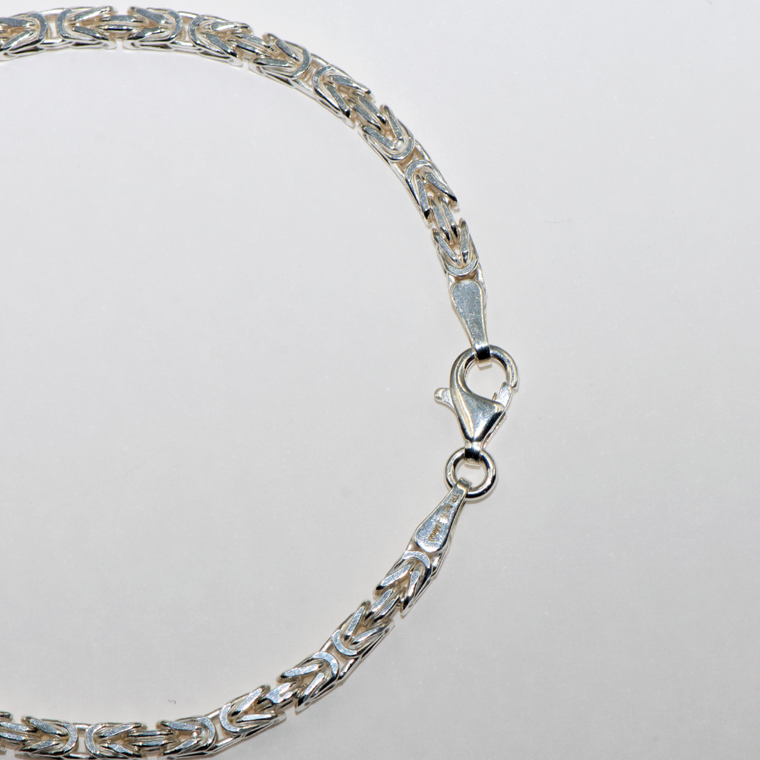Vervollständigen Sie Ihren Look mit unserem stilvollen Königskette Armband aus echtem 925 Silber CH bei Everyday Schmuck.
