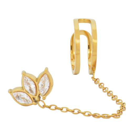 Diese eleganten Ear Cuff Ohrringe aus Edelstahl verbinden einen modernen Ear Cuff mit einer feinen Kette und einem funkelnden blattförmigen Zirkonia