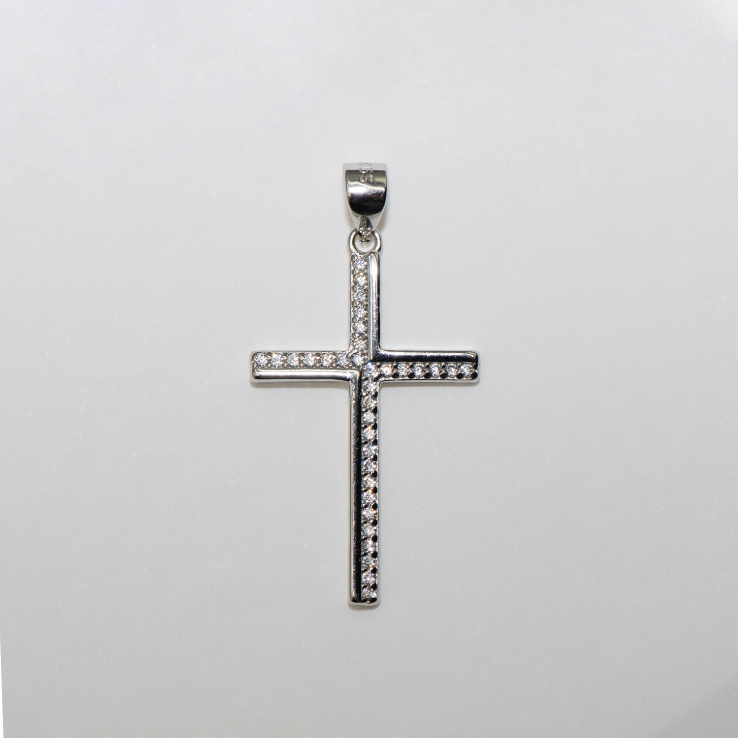Echte Silber Gross Kreuz Anhänger mit runden weißen Zirkonia-Steinen aus Silber 925 für Damen und Herren im modernen Design.