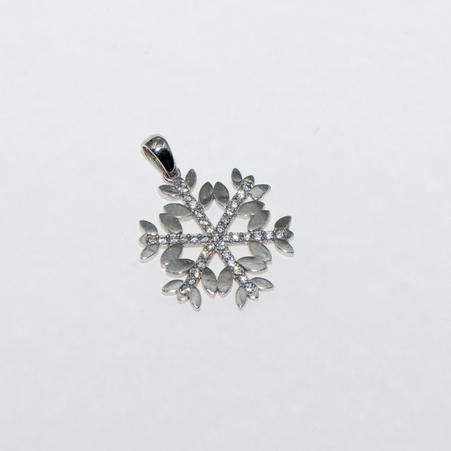 Echte Silber Schneeflocke Anhänger aus 925 Silber mit weissen Zirkonia und Blätter Design