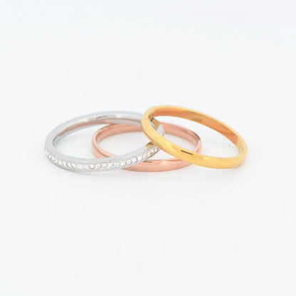 Elegantes 3er Ring Set aus Edelstahl in Goldfarbe, Silberfarbe und Roségoldfarbe-detai. Drei filigrane Ringe – einer davon mit funkelnden Zirkonia – lassen sich einzeln oder kombiniert tragen. Wasserfest, rostfrei, hautfreundlich und langlebig.