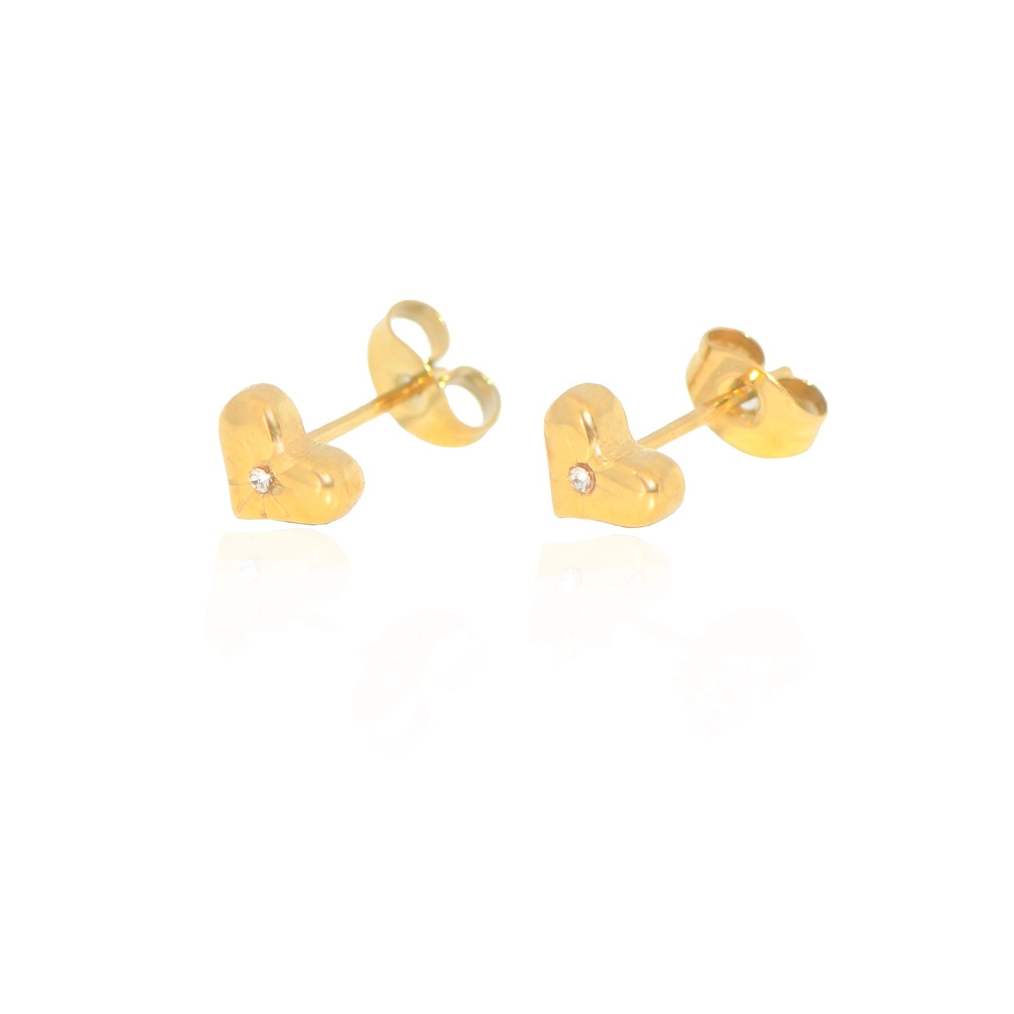 Goldfarbene Herz Ohrstecker aus Edelstahl mit funkelndem Zirkonia. Wasserfest, hautfreundlich und ca. 7 mm groß – ein zeitloses Schmuckstück für jeden Tag.