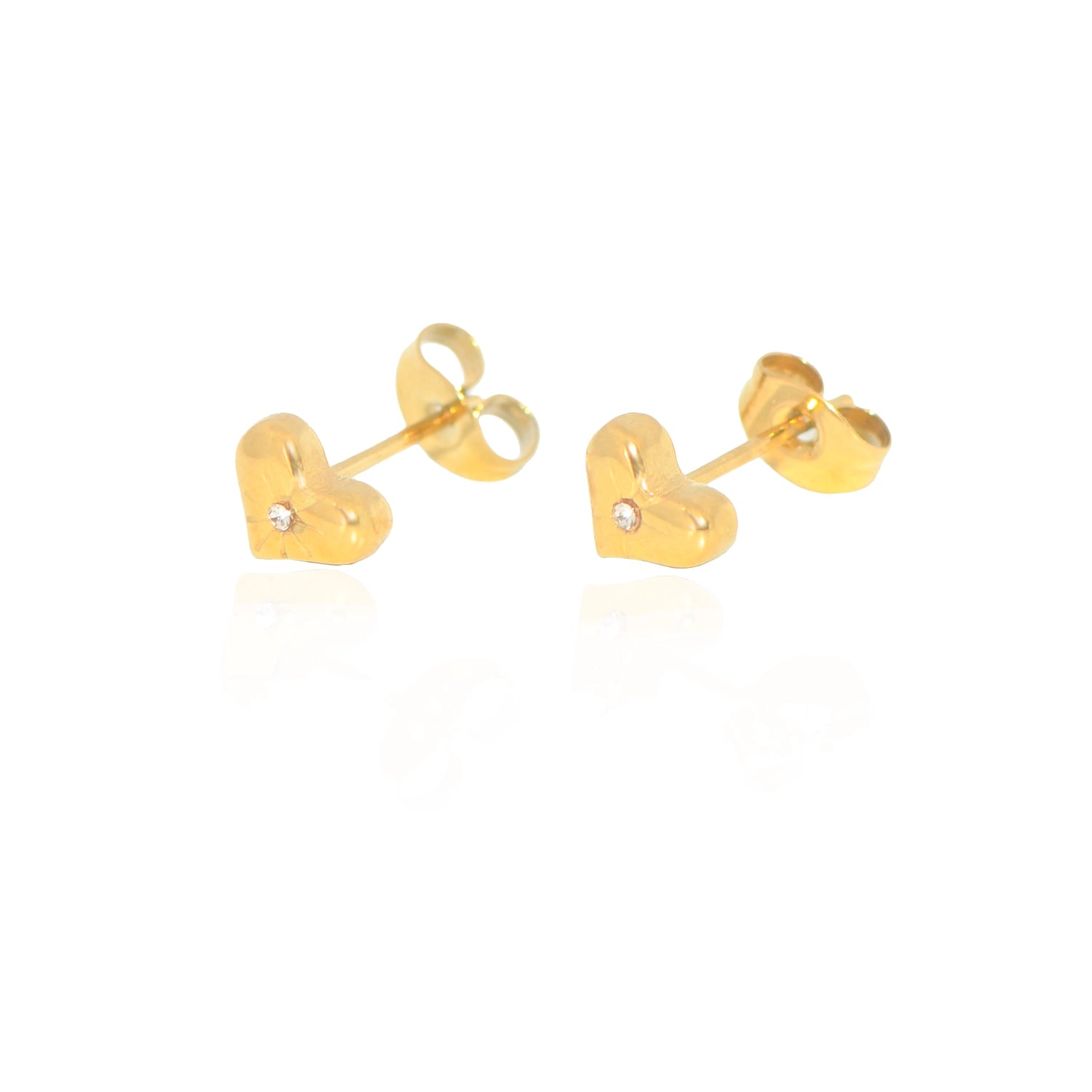 Goldfarbene Herz Ohrstecker aus Edelstahl mit funkelndem Zirkonia. Wasserfest, hautfreundlich und ca. 7 mm groß – ein zeitloses Schmuckstück für jeden Tag.