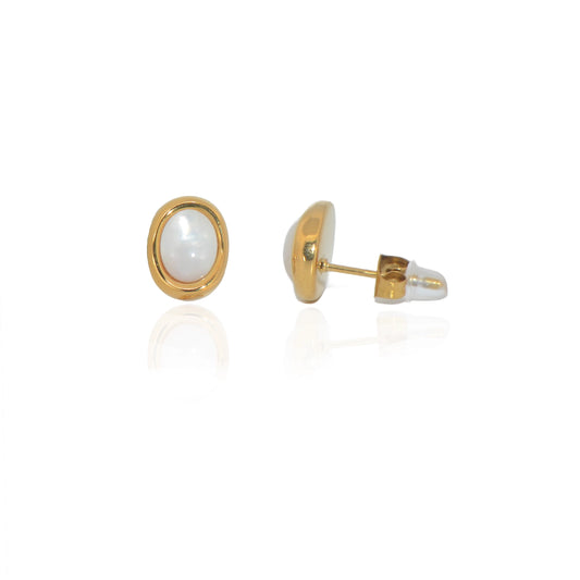Edelstahl Ohrstecker Oval mit weißer Perlenoptik 12 mm in Goldfarbe von EverydaySchmuck