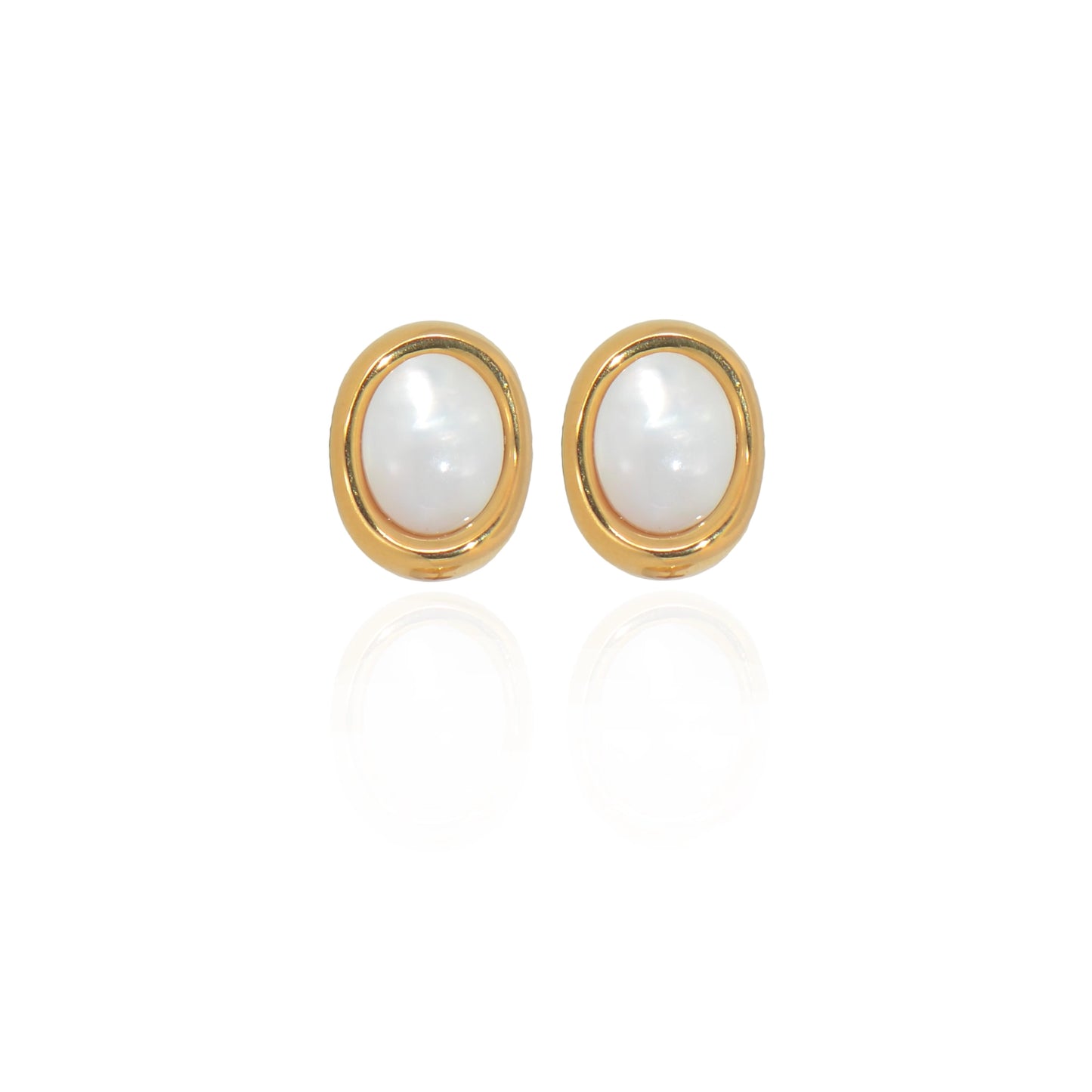 Edelstahl Ohrstecker Oval mit weißer Perlenoptik 12 mm in Goldfarbe von EverydaySchmuck