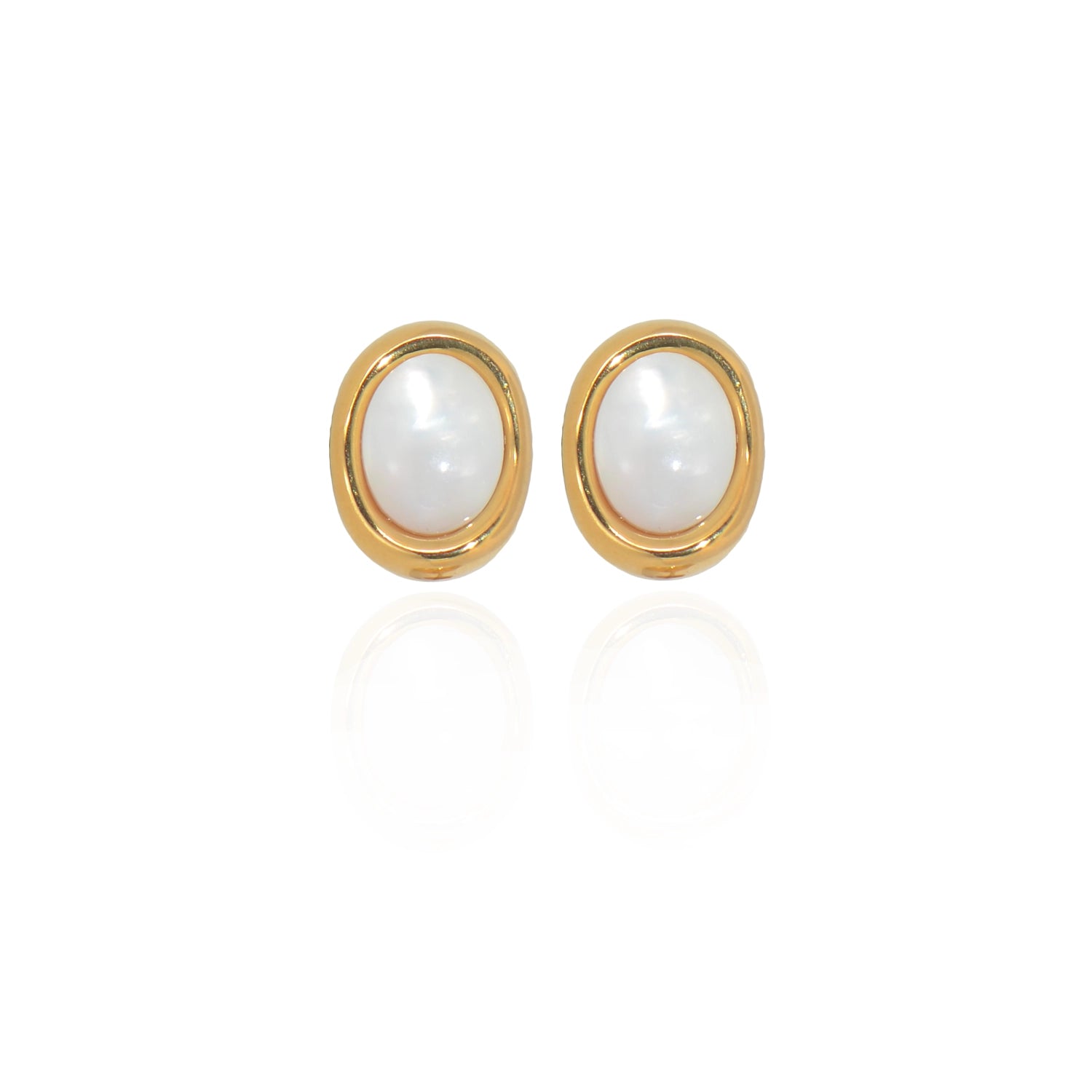 Edelstahl Ohrstecker Oval mit weißer Perlenoptik 12 mm in Goldfarbe von EverydaySchmuck
