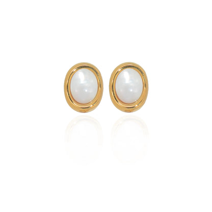 Edelstahl Ohrstecker Oval mit weißer Perlenoptik 12 mm in Goldfarbe von EverydaySchmuck
