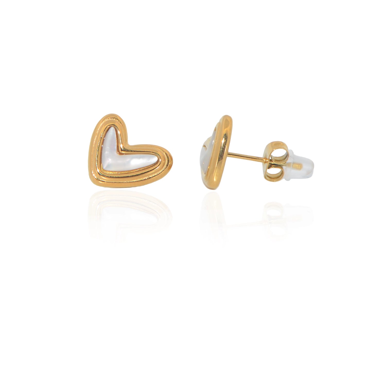 Goldfarbene Edelstahl Ohrstecker in Herzform mit weissem Detail, 13 mm, wasserfeste Damenohrringe von EverydaySchmuck.
