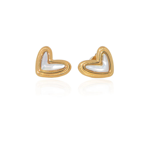 Goldfarbene Edelstahl Ohrstecker in Herzform mit weissem Detail, 13 mm, wasserfeste Damenohrringe von EverydaySchmuck.