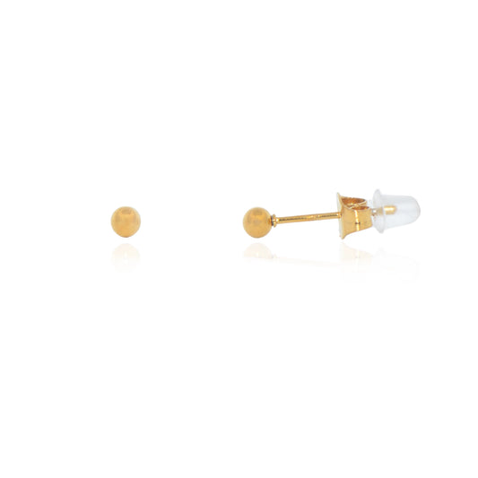 Kleine Kugel Ohrstecker aus goldfarbenem Edelstahl in 3 mm. Wasserfest, minimalistisch und perfekt als Zweitpiercing oder für den Alltag.