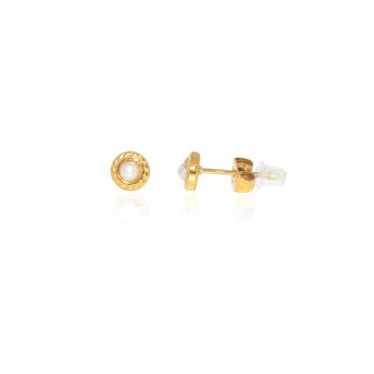 Runde gehämmerte Edelstahl Ohrstecker mit weisser Perlenoptik Goldfarben 6 mm
