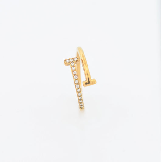 Eleganter verstellbarer Ring aus Edelstahl in Goldfarbe mit funkelnden Zirkonia. Dank der offenen Form lässt sich die Ringgröße individuell anpassen. Wasserfest, rostfrei, hautfreundlich und perfekt für den Alltag.