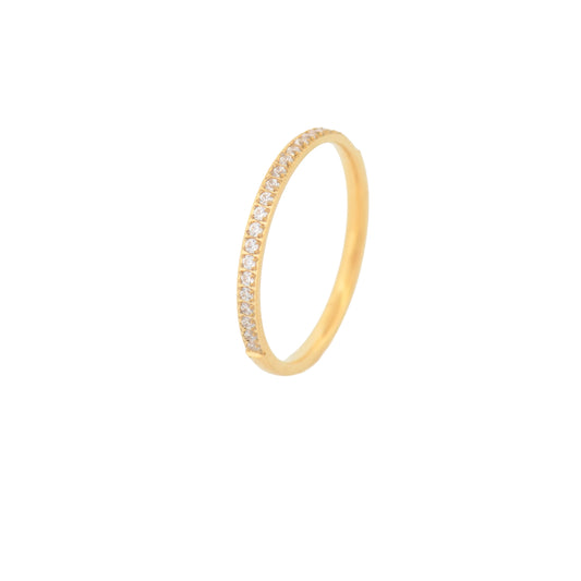 Eleganter zarter Edelstahl Ring in Goldfarbe mit funkelnden Zirkonia. Der feine Ring verleiht jedem Outfit eine stilvolle Note und eignet sich perfekt für den Alltag oder besondere Anlässe. Wasserfest, rostfrei, hautfreundlich und langlebig.