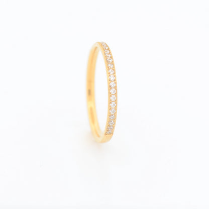 Eleganter zarter Edelstahl Ring in Goldfarbe mit funkelnden Zirkonia. Der feine Ring verleiht jedem Outfit eine stilvolle Note und eignet sich perfekt für den Alltag oder besondere Anlässe. Wasserfest, rostfrei, hautfreundlich und langlebig.
